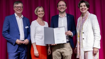 Dr. Stefan Lukas Peters (zweiter von rechts) erhielt den Promotionspreis des Vereins der Freunde und Förderer der TH Köln.  (Bild: Michael Bause/TH Köln)