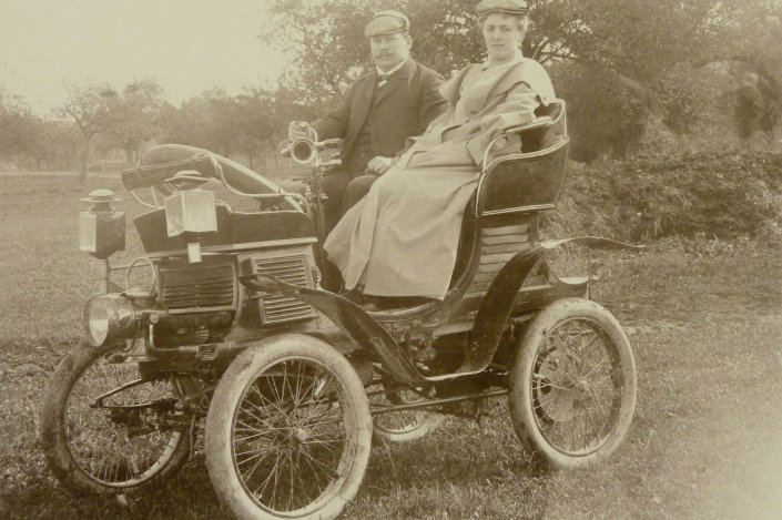 Eine Fahrzeug aus einer anderen Epoche: Die ersten Besitzer des Vis-à-Vis-Motorwagens auf einem Ausflug