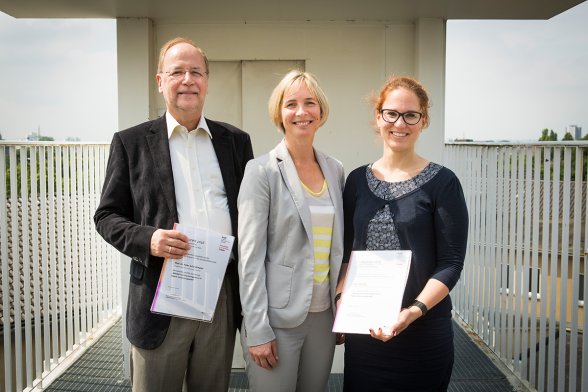 Preisträger (v.l.): Prof. Dr. Peter Schimikowski und Illona Matheis (Mitte: Prof. Dr. Heuchemer)