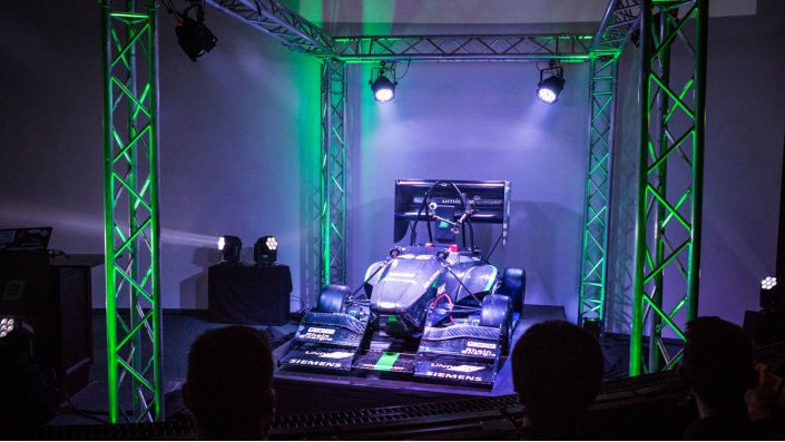 Im Scheinwerferlicht auf der Bühne: der neu entwickelte eRennwagen "Umicore Loup"