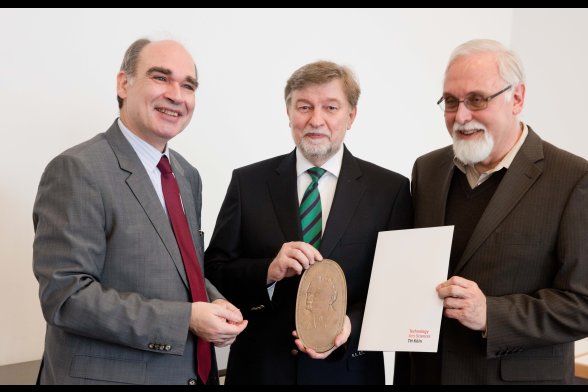  Professor Dr. Hölter, Udo Inden mit Schmalenbachmedaille und Professor Dr. Franken mit Urkunde