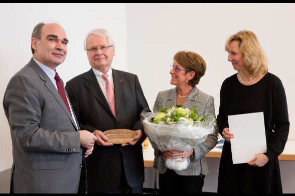 Professor Hölter, Ehepaar Schmidt mit Medaille und Blumenstrauß und Annett Polster
