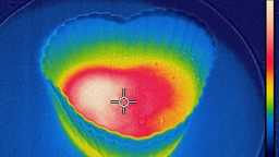 Die Wärmebildkamera zeigt die Temperaturerhöhung bei der Schaumbildung.  (Bild: Institut WAM, TH Köln)