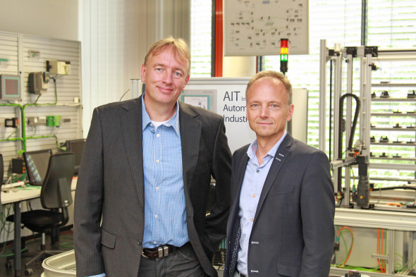 v.l. Rafael Koenig (Vorsitzender der PROFIBUS Association in Australien) und Prof. Frithjof Klasen (Direktor des Instituts für Automation & Industrial IT)