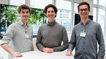 Das Team von Knwoledge in a Box: v.l. Lukas Klaßen, Patrick Bala und Till Hoffmann (Bild: Wolfgang Borrs/BMWK)
