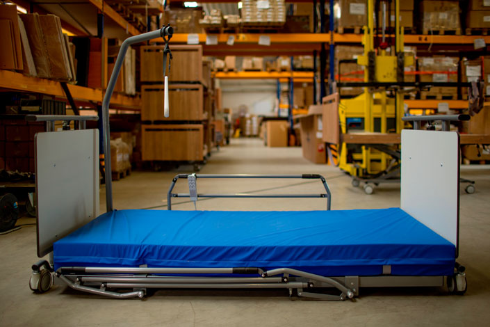 Das Ultra-Niedrigbett lässt sich bis auf 6,7 Zentimeter über dem Boden herunterfahren (Foto: Thilo Schmülgen/TH Köln)
