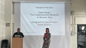 Mohammed Khaled führt in den Vortrag von Petra Sophia Zimmermann vor der Architekturfakultät ein  (Bild: Philipp Heidkamp)
