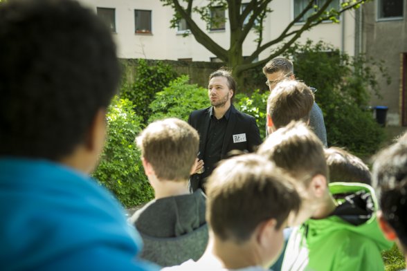 Auf dem Campus Südstadt - Teilnehmer des Boys´ Day 2017 auf Entdeckungstour durch die Fakultät für Angewandte Sozialwissenschaften