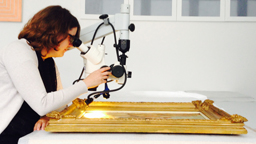 Eine Restauratorin untersucht ein Gemälde mit dem Lichtmikroskop (Bild: CICS / TH Köln)