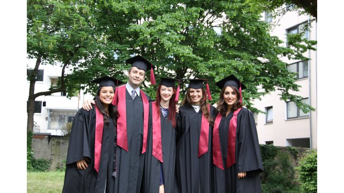 Gruppenfoto der Masterabsolventen