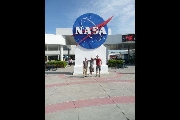 Vor dem Kennedy Space Center