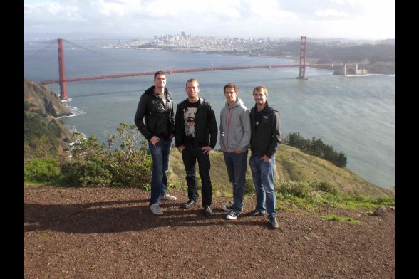 Vier jumnge Männer - im Hinterrund die Golden Gate Bridge von San Francisco