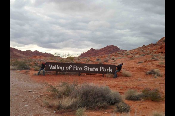 Eingangsschidl "Valley of Fire State Park" in Wüstenlanschaft