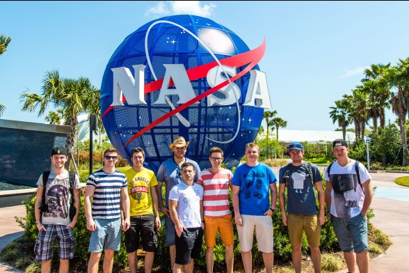 Exkursionsgruppe vor dem blauen NASA-Globus im Space Center, Cape Canaveral