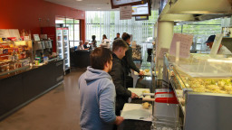 täglich verschiedene warme Mahlzeiten und Salate in der Mensa am Campus Gummersbach (Image: Andreas Schneider / TH Köln)