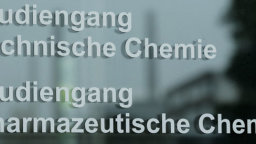 Schriftzug: Studiengang Technische und Pharmazeutische Chemie (Bild: Thilo Schmülgen/FH Köln)