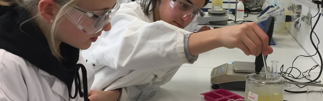 Schülerinnen stellen Seife im Schülerlabor Chemie her (Bild: Emily Kobs/TH Köln)
