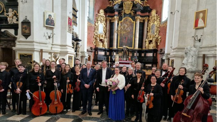 Gruppenbild mit Herrn Generalkonsul in Krakau Holger Mahnicke (Mitte, neben Andreas Winnen), nach dem Konzert am 6.4.24, in der Kirche św. Piotra i Pawła Krakau