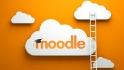 Die Grafik zeigt Wolken und eine Leiter, die zu diesen führt. Auf einer Wolke steht "moodle", auf dieser befindet sich außerdem ein Doktorhut (Bild: Moodle Pty Ltd)