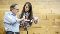 Professor und Studentin im Hörsaal (Bild: Thilo Schmülgen / TH Köln) Professor und Studentin im Hörsaal (Bild: Thilo Schmülgen / TH Köln)