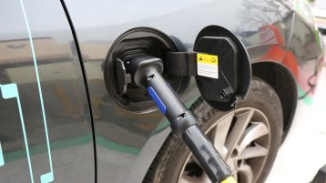 Elektrisches Auto das geladen wird (Bild: Kein Copyrights - freie kommerzielle Nutzung möglich )