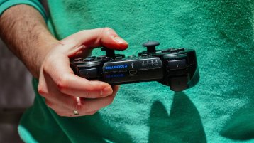 Gamer mit Controller (Bild: Pixabay)