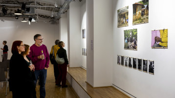 Besucher*innen der Ausstellung "Expanding Narratives" in Köln (Bild: TH Köln)
