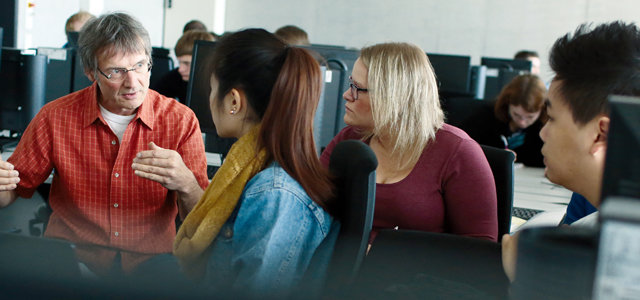 Professor und Studierende im Gespräch bei einer Übung im Fach Informatik (Bild:Thilo Schmülgen/FH Köln)