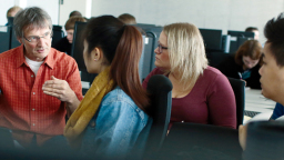 Professor und Studierende im Gespräch bei einer Übung im Fach Informatik (Image: Thilo Schmülgen/FH Köln)