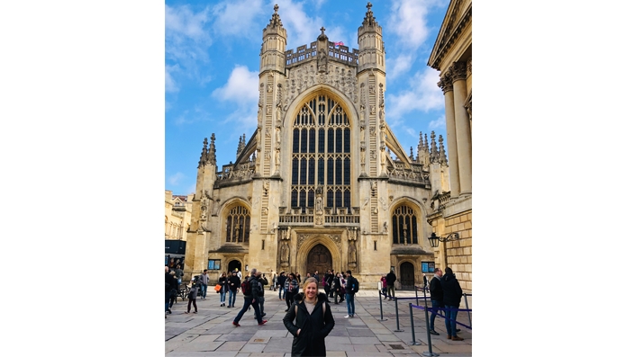 Das Foto zeigt Alessa Großert vor der „The Abbey Church of Saint Peter and Saint Paul“ im Zentrum von Bath, England.