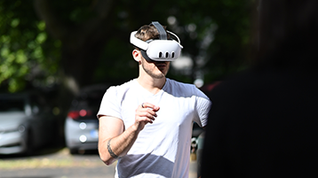Person mit VR-Brille