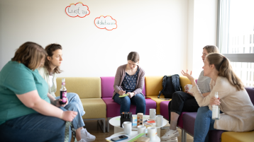 Eine Gruppe von Personen im Gespräch auf einem Sofa (Bild: TH Köln)