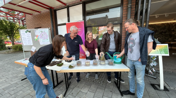 Personen gießen Wasser in Behälter mit verschiedenen Materialien (Bild: TH Köln)
