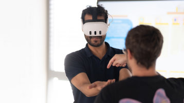 Mann mit VR-Brille Mann mit VR-Brille