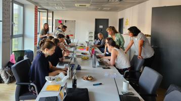 Personen arbeiten an einem Tisch (Bild: TH Köln)