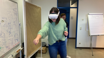 Frau mit VR-Brille (Bild: TH Köln)