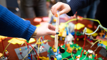 zwei Hände halten eine Legoleiter (Bild: Chris Hetkämper | TH Köln)