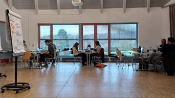 Gruppentische vor einer Fensterfront