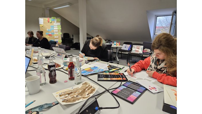 Gruppe an einem Tisch