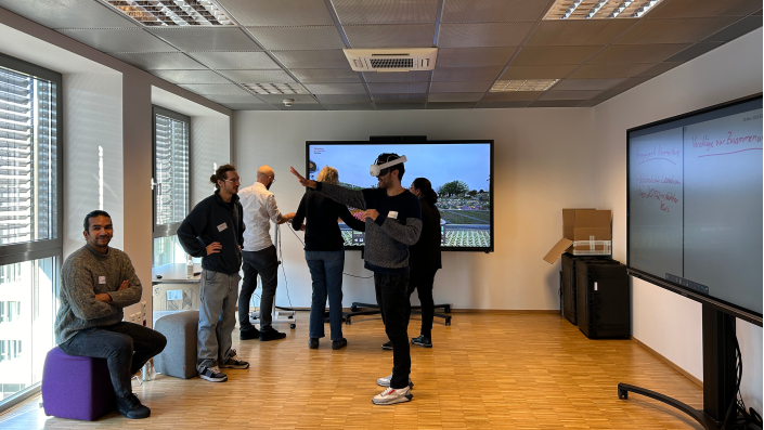 Ein Mann mit VR-Brille