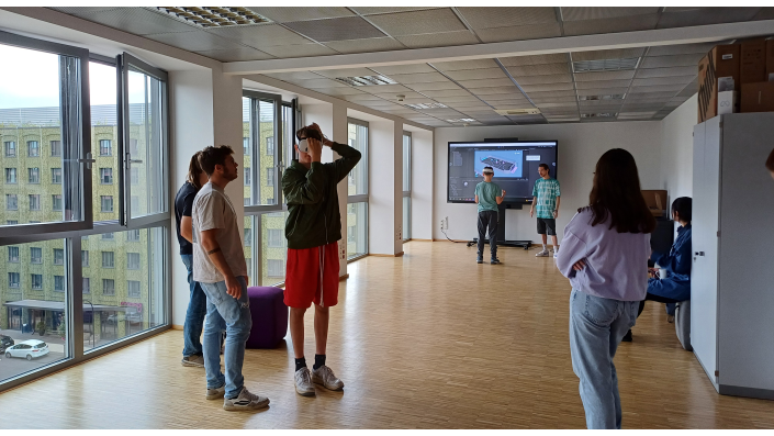 Jugendliche mit mit VR-Brillen