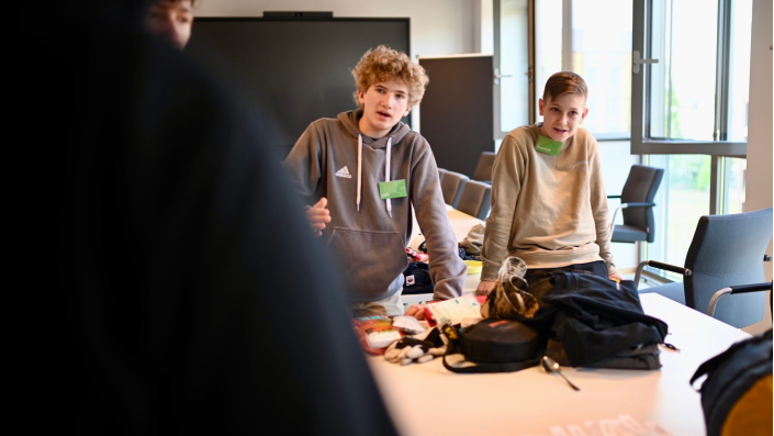 Zwei Schüler beim Packen eines Notfallrucksacks