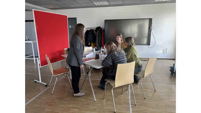 vier Personen an einem Tisch