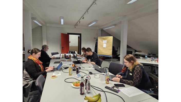 Gurppe an einem Tisch