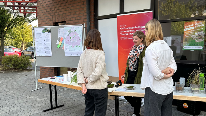 Personen im Gespräch am Stand