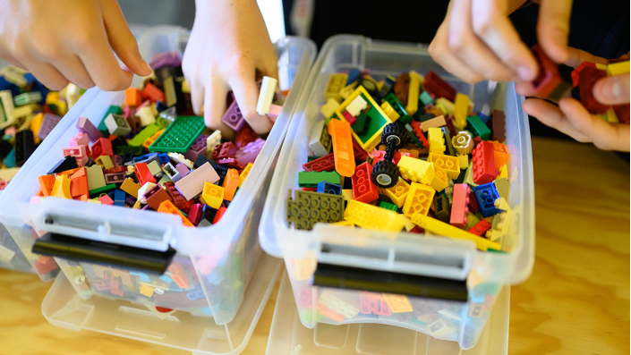 zwei LEGO-Boxen