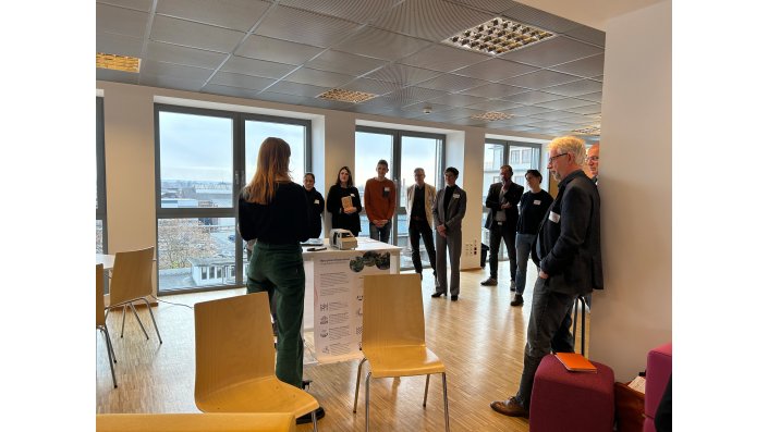 Eine Person präsentiert vor einer Gruppe