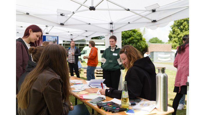 Studierende der TH Köln entwickelten mit Besucher*innen ihr Spiel zu Klimaanpassungsmaßnahmen weiter.