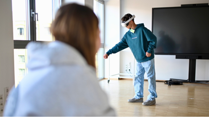 Eine Schülerin mit einer VR-Brille