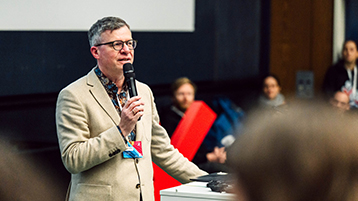 Prof. Dr. Klaus Becker auf der Bühne Prof. Dr. Klaus Becker auf der Bühne